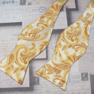 Herren Fliege zum Selbstbinden. Gold Gelb Paisley Free Style Fliege mit passendem Einstecktuch