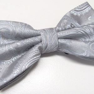 Mens Bowties. Gray Silver Paisley Bow tie With Matching Pocket Square Option