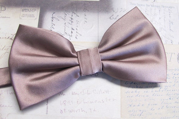 light mauve bow tie
