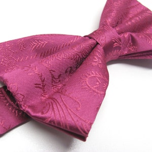 Herrflugor. Fuchsia hallonfärgad paisleyfluga med matchande näsduk som tillval.