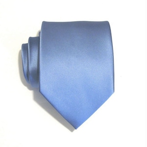 Puede incluir: Una corbata de seda azul claro.