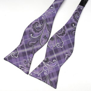 Herren Fliege zum Selbstbinden. Lila Silber Karierte Paisley Free Style Fliege Mit Passenden Einstecktuch