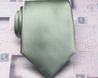 Cravate homme en soie vert sauge pâle poudré avec pochette de costume assortie