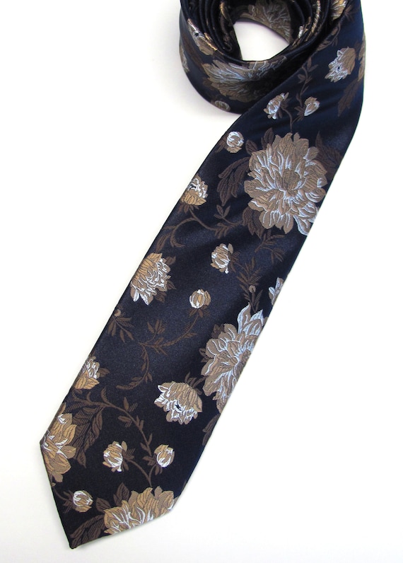 Cravatta Uomo In Seta Blu Navy Con Ricami Paisley E Floreali &ndash; Regalo Perfetto, Made In UK
