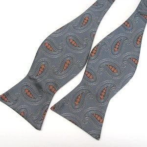 Herren Fliege zum Selbstbinden. Grau Orange Paisley Free Style Fliege mit passendem Einstecktuch