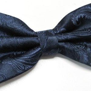 Pajaritas para hombre. Pajarita Paisley Azul Marino Con Pañuelo De Bolsillo A Juego