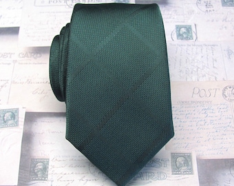 Cravate slim moderne à carreaux vert forêt foncé avec option de pochette de costume assortie. Cravates de mariage.