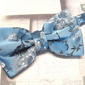 Mens Bowties. Blue Silver Gray Floral Bow tie With Matching Pocket Square