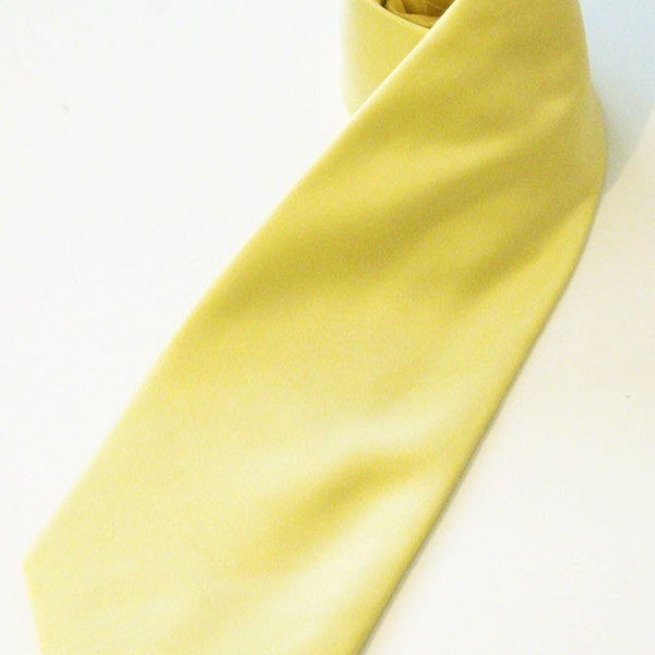 Mens Ties. Light Yellow Silk Mens Necktie With Matching Pocket Square Option