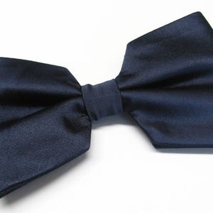 UITVERKOOP Marineblauwe vierkante vlinderdas met bijpassende pochet