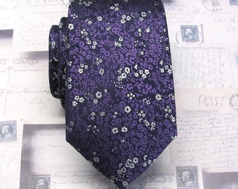 ¡NUEVO! Corbatas para hombre: corbata floral morada, plateada y negra con pañuelo de bolsillo a juego.