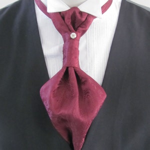 Cravatta Ascot da uomo bordeaux con motivo paisley, pre-annodata, con penna a sfera in cristallo, Ascot formale