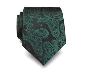 Corbata para hombre en verde enebro de bosque oscuro sobre negro con estampado de cachemira