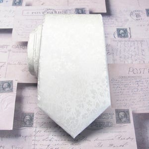 GRATIS POCKET SQUARE Slanke en standaard stropdassen Witte bloemen heren zijden stropdas bruiloftsstropdassen met bijpassende pochet