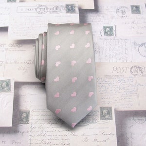 Mens Skinny Krawatte. Graue rosa Herzen Krawatten