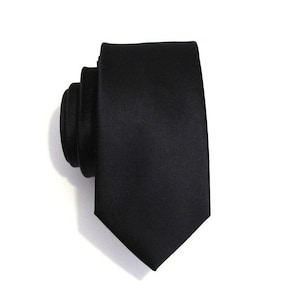 Cravate fine en soie noire pour homme avec pochette de costume assortie en option