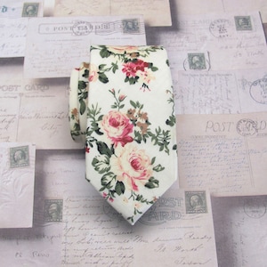 Baumwollkrawatte. Enge Krawatte aus Baumwolle, Creme-Ivory Pink mit Einstecktuch-Option