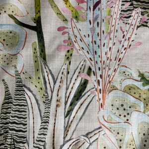 K&ouml;nnte beinhalten: Nahaufnahme eines Stoffes mit botanischem Druck, der verschiedene Kakteen und Sukkulenten zeigt. Das Design umfasst Wei&szlig;-, Gr&uuml;n-, Rosa- und Braunt&ouml;ne und erzeugt ein nat&uuml;rliches und strukturiertes Aussehen. Der Stoff hat eine leinenartige Textur.