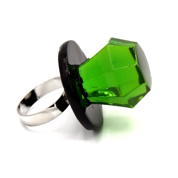 Bijou, une bague de promesse non traditionnelle, faux bonbon vert, posez la question, fantaisie femme en résine, cadeau fait main, designs fatalement féminins