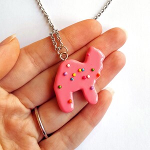 Collier kidcore, collier biscuits animaux du cirque, collier biscuit animal givré, bijoux fatalement féminins image 3