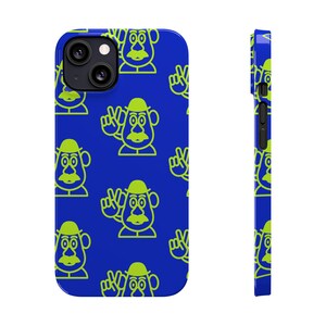 Op de afbeelding: Een blauwe telefoonhoes met een herhaald patroon van een stripfiguur met een groene hoed en snor, die een vredesteken geeft. De hoes heeft een zwarte camera-uitsparing en een groene rand.
