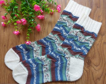 Handgestrickte Wollsocken: Größe L, warmer Winterstrick, gemusterte Socken.