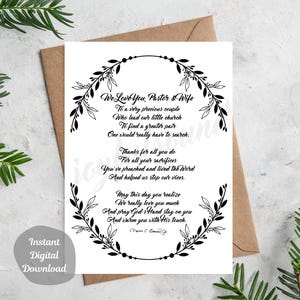 Könnte beinhalten: Eine schwarz-weiße druckbare Karte mit einem floralen Rand und dem Text "We Love You, Pastor & Wife". Die Karte drückt Wertschätzung für die Führung und den Dienst des Pastors und seiner Frau in der Kirche aus.