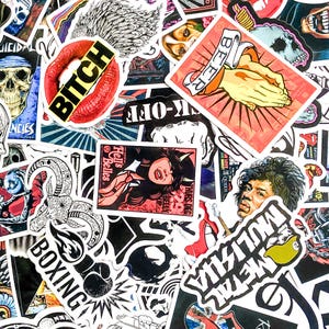 Op de afbeelding: Een verzameling diverse stickers met verschillende ontwerpen en tekst. Bevat een rode lippensticker met het woord "BITCH", een ontwerp met biddende handen met "BEER" op een banner en een portret van Jimi Hendrix.