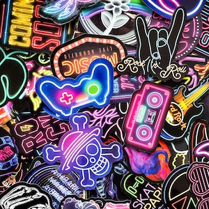 Puede incluir: Una colección de pegatinas coloridas con diseños de estilo neón. Las pegatinas presentan varias formas y texto, incluyendo una cinta de cassette, una calavera y las palabras "Rock and Roll."