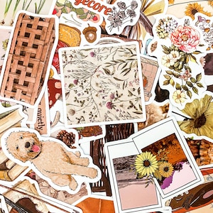 Puede incluir: Una colecci&oacute;n de pegatinas de estilo vintage con dise&ntilde;os florales, un perro, una cesta y una fotograf&iacute;a de una escena de playa. Las pegatinas est&aacute;n impresas en papel blanco con un acabado mate.