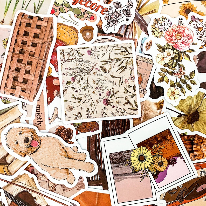 Puede incluir: Una colecci&oacute;n de pegatinas de estilo vintage con dise&ntilde;os florales, un perro, una cesta y una fotograf&iacute;a de una escena de playa. Las pegatinas est&aacute;n impresas en papel blanco con un acabado mate.