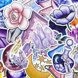 Może przedstawiać: Kolekcja kolorowych naklejek z mistycznymi i niebiańskimi wzorami. Naklejki zawierają różową różę, fioletowe kryształy, księżyc w kształcie półksiężyca z kryształami, butelkę z eliksirem ze słowem "Dreams" i inne magiczne elementy.