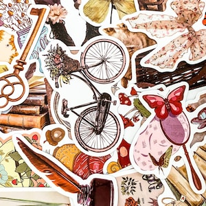 Puede incluir: Una colecci&oacute;n de pegatinas de estilo vintage que incluyen una bicicleta, una mariposa, una pluma de ave, una llave, una pila de libros y un arreglo floral. Las pegatinas est&aacute;n impresas en papel blanco con un aspecto vintage y desgastado.