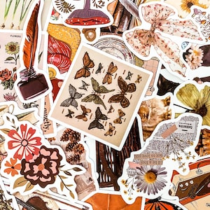 Puede incluir: Una colecci&oacute;n de pegatinas de estilo vintage con mariposas, flores, una pluma estilogr&aacute;fica, un tintero y otros elementos decorativos. Las pegatinas est&aacute;n impresas en papel blanco con un acabado mate.