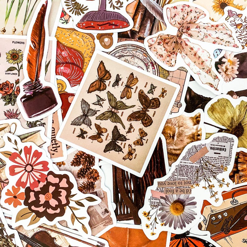 Puede incluir: Una colecci&oacute;n de pegatinas de estilo vintage con mariposas, flores, una pluma estilogr&aacute;fica, un tintero y otros elementos decorativos. Las pegatinas est&aacute;n impresas en papel blanco con un acabado mate.