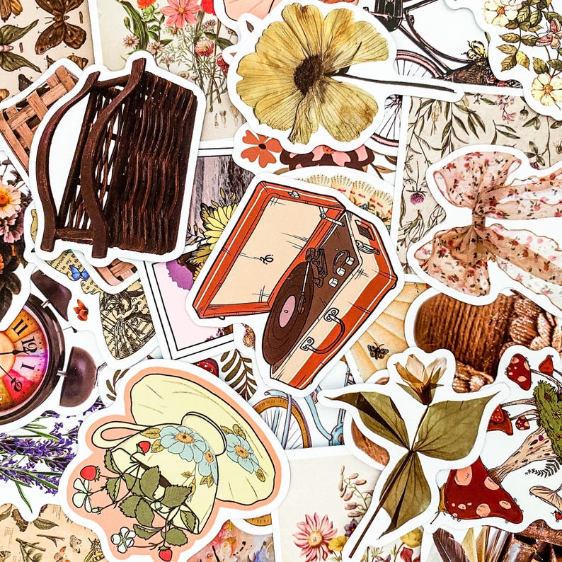 Puede incluir: Una colecci&oacute;n de pegatinas de estilo vintage con varios dise&ntilde;os, que incluyen un tocadiscos, una cesta, una taza con flores y un hongo. Las pegatinas est&aacute;n impresas en papel blanco con un acabado brillante.