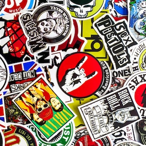 Puede incluir: Una colección de pegatinas coloridas con varios diseños y texto. Las pegatinas presentan logotipos de bandas, calaveras y gestos de manos de rock and roll. Algunas pegatinas tienen texto como "Sex Pistols", "Misfits" y "Rock Harder". El tema general es la música y la contracultura.