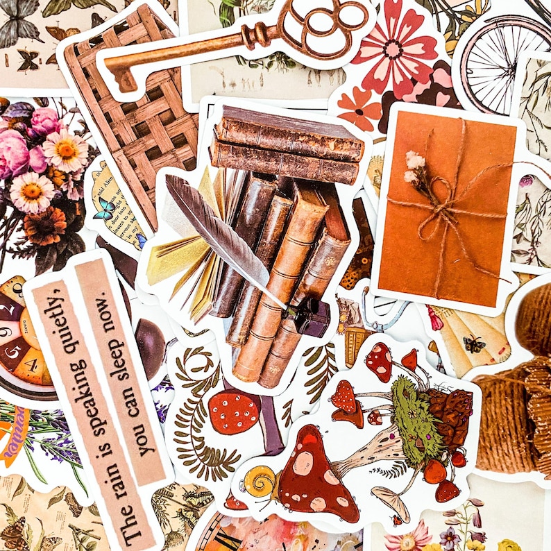Puede incluir: Una colecci&oacute;n de pegatinas de estilo vintage con varios dise&ntilde;os, que incluyen una pila de libros, una llave, una flor, un hongo y una cita que dice "La lluvia habla en silencio, puedes dormir ahora."