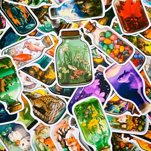Paquete de 50 pegatinas de vinilo para botellas con diseños aleatorios dibujados a mano. Pegatinas estéticas e impermeables para botellas de agua, portátiles y otros artículos. Incluye pegatinas de fantasía y naturaleza.
