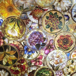 Op de afbeelding: Een decoratief glas-in-loodpatroon met een verzameling cirkelvormige motieven, elk met een unieke bloemenillustratie, waaronder zonnebloemen, calla's, hortensia's en klaprozen in levendige tinten geel, paars, rood en wit.