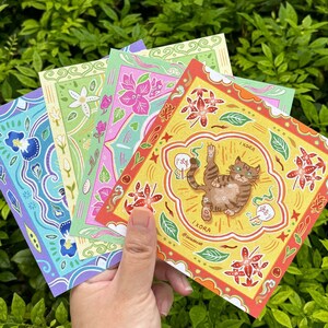 Conjunto de postales con motivos peranakan de gatos y flores del sudeste asiático