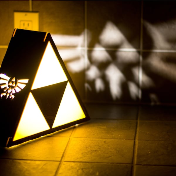 Lampe Zelda Triforce - Détail hyrule Crest