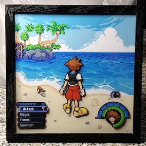 Può includere: Un'opera d'arte in scatola 3D raffigurante un personaggio pixelato in piedi su una spiaggia sabbiosa di fronte all'oceano. La scena include un menu di comando con il testo Attack, Magic, Items e Summon, insieme a un ritratto e una barra vitale.