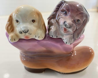 Salero y pimentero vintage de PY Japan con diseño de cachorros en botas - Cerámica antropomórfica de mediados de siglo PY4911 - Juego de 3 piezas