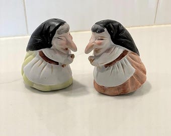 Salero y pimentero de estilo vintage con diseño de bruja: juego de porcelana Baba Yaga, estilo escandinavo de mediados de siglo.