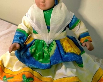 Boneca colecionável vintage da Martinica. Bonecas da marca no mundo (1980-1989) com uma revista ilustrada
