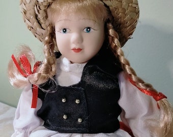 Boneca colecionável alemã vintage. .Bonecas de marca no mundo (1980–1989) com uma revista ilustrada