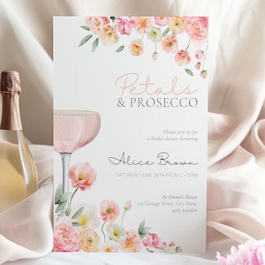 Op de afbeelding: Een uitnodiging voor een bruidsdouche met een roze bloemenontwerp en een glas roze champagne. De uitnodiging luidt "Petals & Prosecco" en bevat de tekst "Sluit je aan bij ons voor een bruidsdouche ter ere van Alice Brown. Zaterdag 28 juni van 13:00 tot 15:00 uur. Bij Emma's House 123 Cottage Street, City Name 4567 London."
