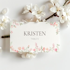 Modelo de cartões de lugar florais, cartões de nome de casamento, cartões de lugar para impressão, casamento com flores silvestres, cartão de nome floral, cartão de mesa com flores rosa | PW1