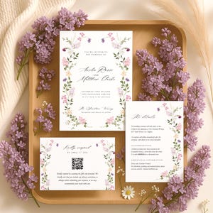Puede incluir: Conjunto de invitaciones de boda con detalles florales. La invitación presenta los nombres de Amelia Rossi y Matthew Clarke, con detalles de la fecha y el lugar de la boda. El conjunto incluye una tarjeta de respuesta y una tarjeta de detalles, todas adornadas con diseños florales.